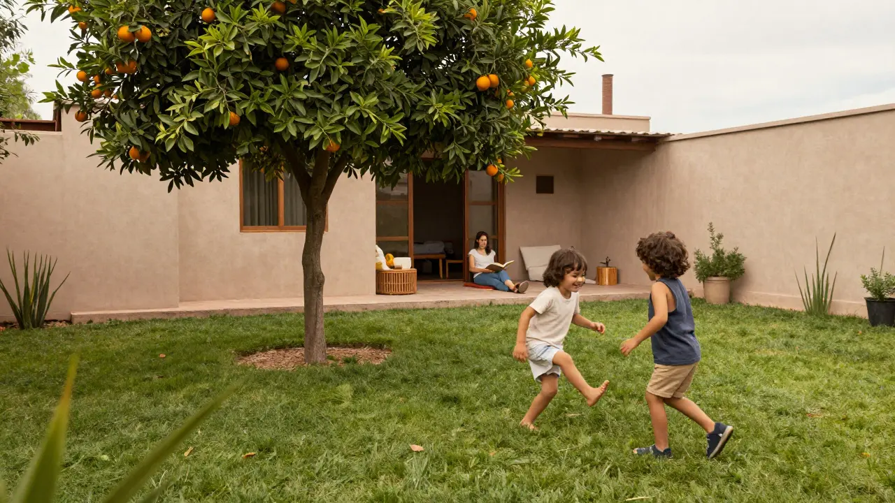 Niños jugando seguros en un jardín cerrado mientras una madre descansa